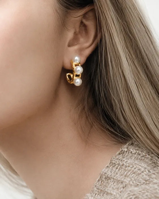 Élodie Pearl Sculptural Hoop Earrings